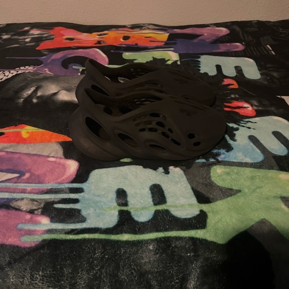 I am selling yezzy foamrunnr adidas’s - Picture 5 of 5